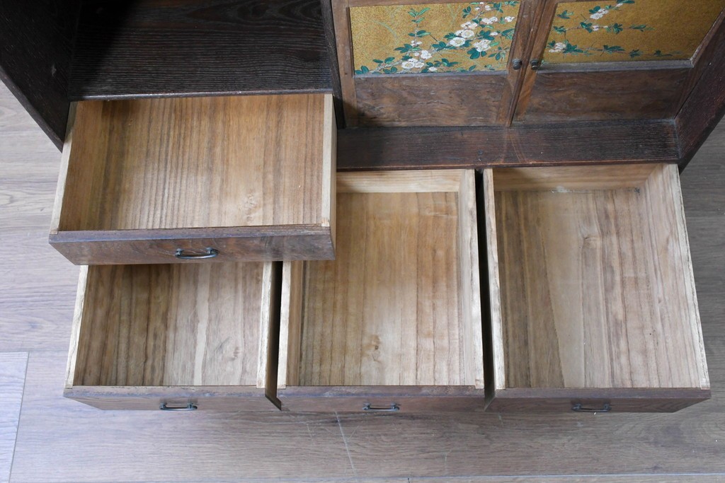 和製アンティーク　華やかな金色の背景に白椿が描かれた槐(エンジュ)材の茶棚　(R-087434)