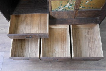 和製アンティーク　華やかな金色の背景に白椿が描かれた槐(エンジュ)材の茶棚　(R-087434)