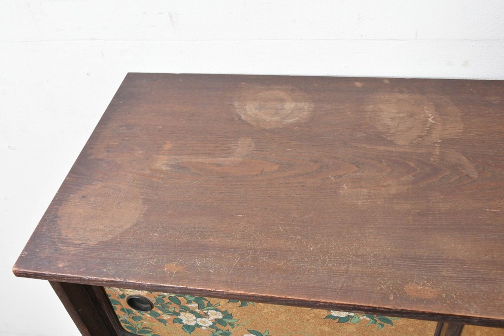 和製アンティーク　華やかな金色の背景に白椿が描かれた槐(エンジュ)材の茶棚　(R-087434)