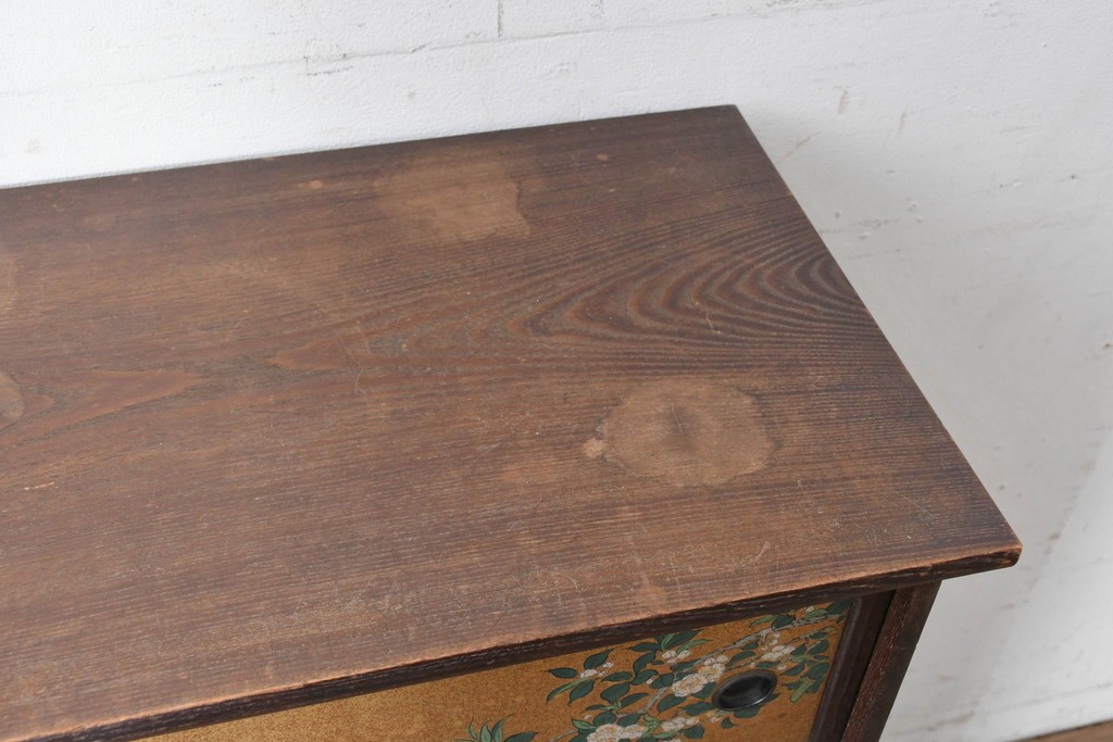 和製アンティーク　華やかな金色の背景に白椿が描かれた槐(エンジュ)材の茶棚　(R-087434)