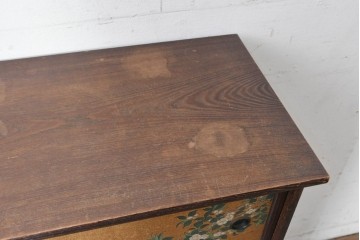 和製アンティーク　華やかな金色の背景に白椿が描かれた槐(エンジュ)材の茶棚　(R-087434)