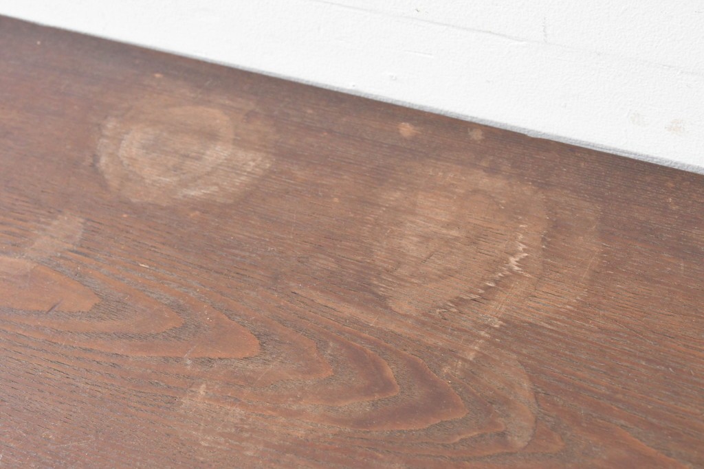 和製アンティーク　華やかな金色の背景に白椿が描かれた槐(エンジュ)材の茶棚　(R-087434)