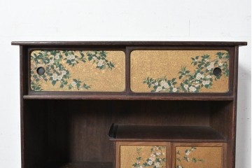 和製アンティーク　華やかな金色の背景に白椿が描かれた槐(エンジュ)材の茶棚　(R-087434)