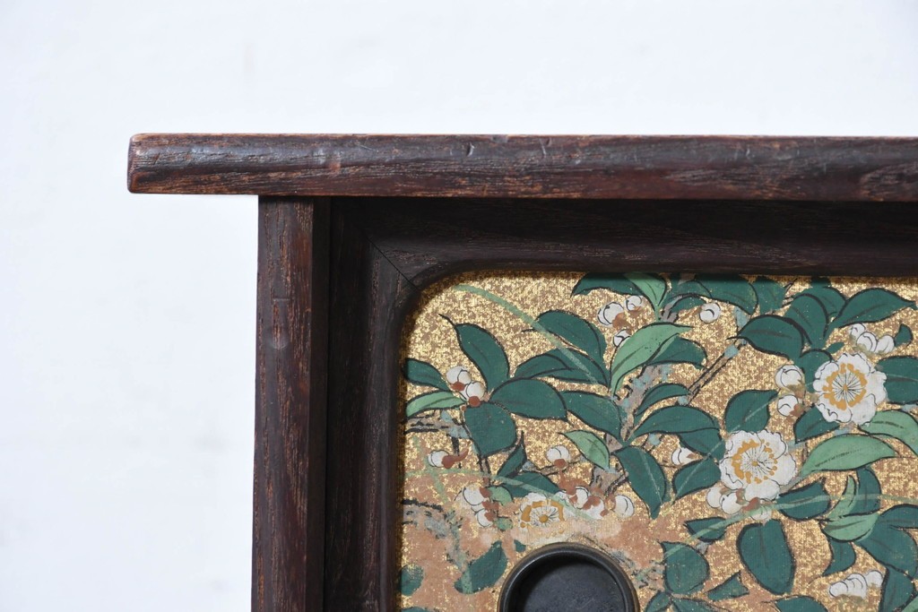 和製アンティーク　華やかな金色の背景に白椿が描かれた槐(エンジュ)材の茶棚　(R-087434)