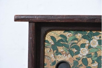 和製アンティーク　華やかな金色の背景に白椿が描かれた槐(エンジュ)材の茶棚　(R-087434)