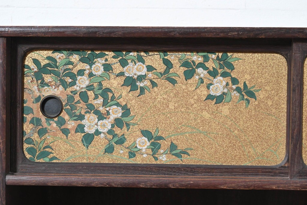 和製アンティーク　華やかな金色の背景に白椿が描かれた槐(エンジュ)材の茶棚　(R-087434)