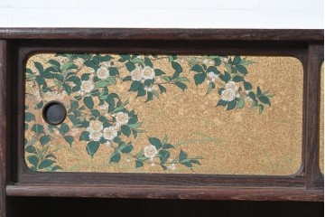 和製アンティーク　華やかな金色の背景に白椿が描かれた槐(エンジュ)材の茶棚　(R-087434)