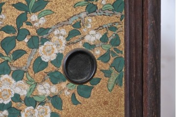 和製アンティーク　華やかな金色の背景に白椿が描かれた槐(エンジュ)材の茶棚　(R-087434)