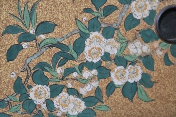 和製アンティーク　華やかな金色の背景に白椿が描かれた槐(エンジュ)材の茶棚　(R-087434)
