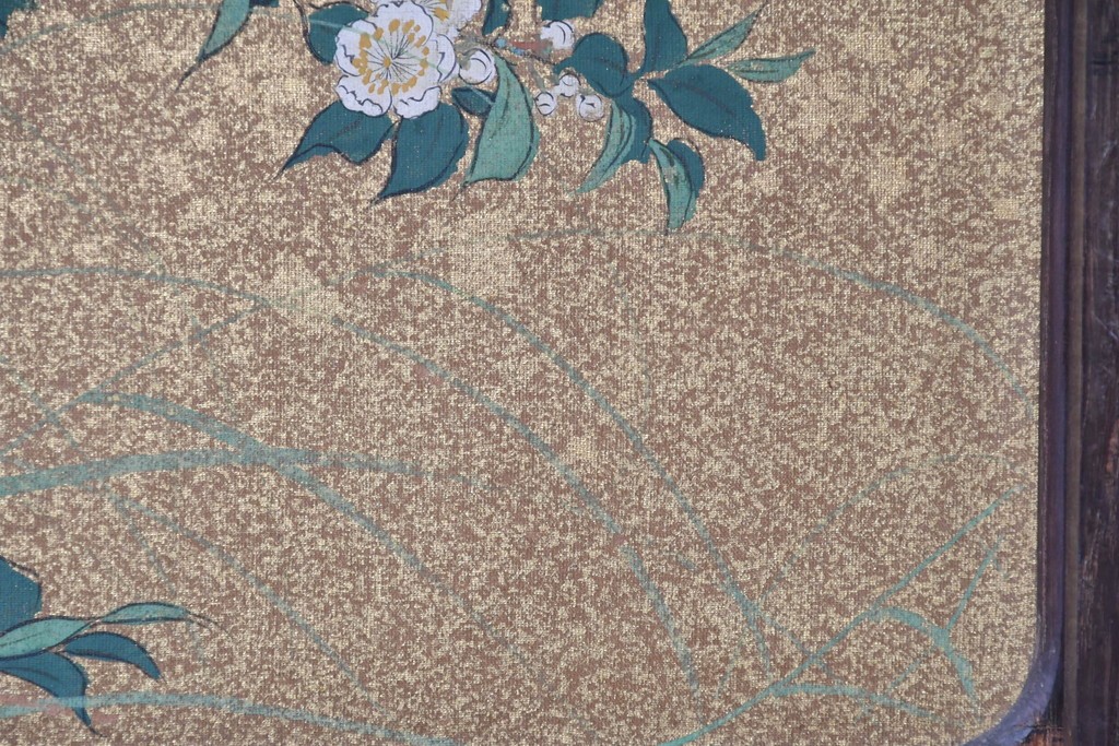 和製アンティーク　華やかな金色の背景に白椿が描かれた槐(エンジュ)材の茶棚　(R-087434)