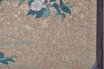 和製アンティーク　華やかな金色の背景に白椿が描かれた槐(エンジュ)材の茶棚　(R-087434)