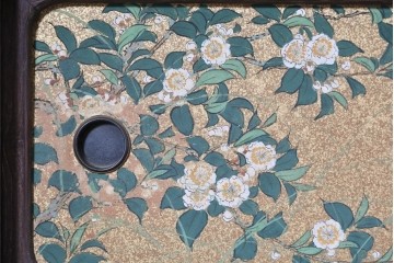 和製アンティーク　華やかな金色の背景に白椿が描かれた槐(エンジュ)材の茶棚　(R-087434)