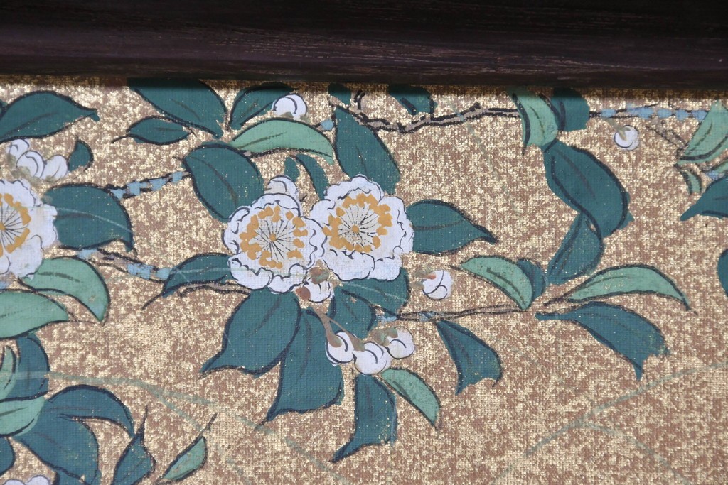 和製アンティーク　華やかな金色の背景に白椿が描かれた槐(エンジュ)材の茶棚　(R-087434)