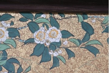 和製アンティーク　華やかな金色の背景に白椿が描かれた槐(エンジュ)材の茶棚　(R-087434)