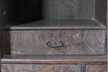 和製アンティーク　華やかな金色の背景に白椿が描かれた槐(エンジュ)材の茶棚　(R-087434)