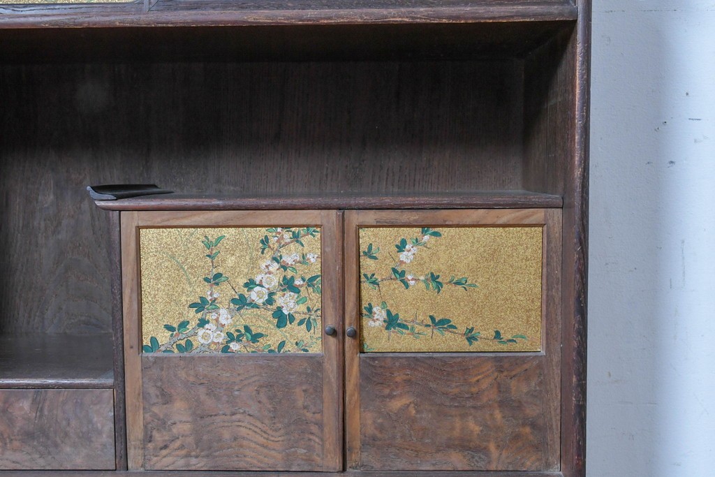 和製アンティーク　華やかな金色の背景に白椿が描かれた槐(エンジュ)材の茶棚　(R-087434)