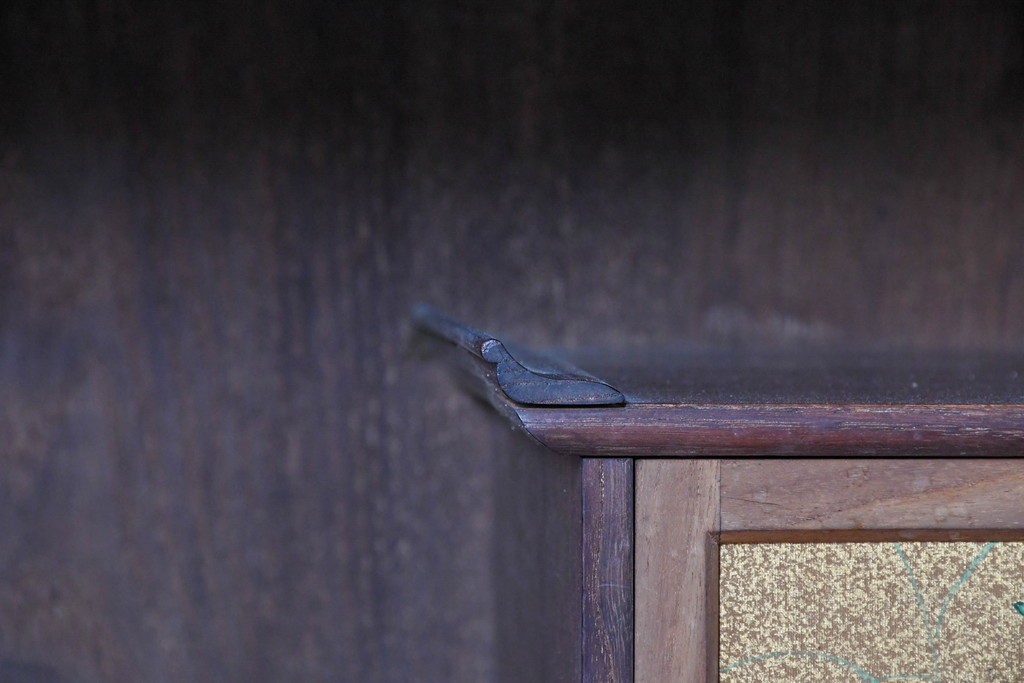 和製アンティーク　華やかな金色の背景に白椿が描かれた槐(エンジュ)材の茶棚　(R-087434)