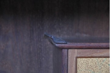 和製アンティーク　華やかな金色の背景に白椿が描かれた槐(エンジュ)材の茶棚　(R-087434)