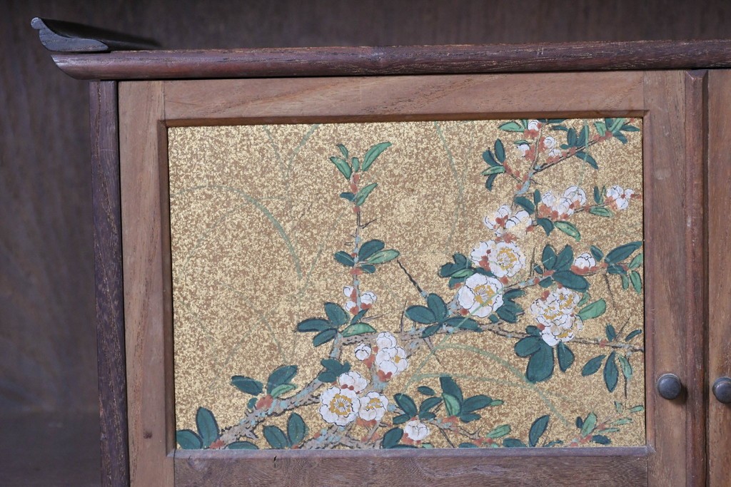 和製アンティーク　華やかな金色の背景に白椿が描かれた槐(エンジュ)材の茶棚　(R-087434)