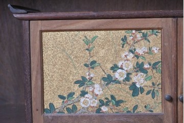 和製アンティーク　華やかな金色の背景に白椿が描かれた槐(エンジュ)材の茶棚　(R-087434)