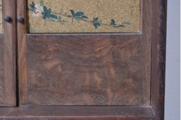 和製アンティーク　華やかな金色の背景に白椿が描かれた槐(エンジュ)材の茶棚　(R-087434)