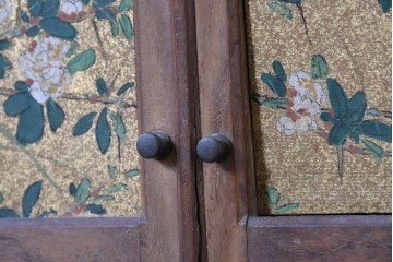 和製アンティーク　華やかな金色の背景に白椿が描かれた槐(エンジュ)材の茶棚　(R-087434)