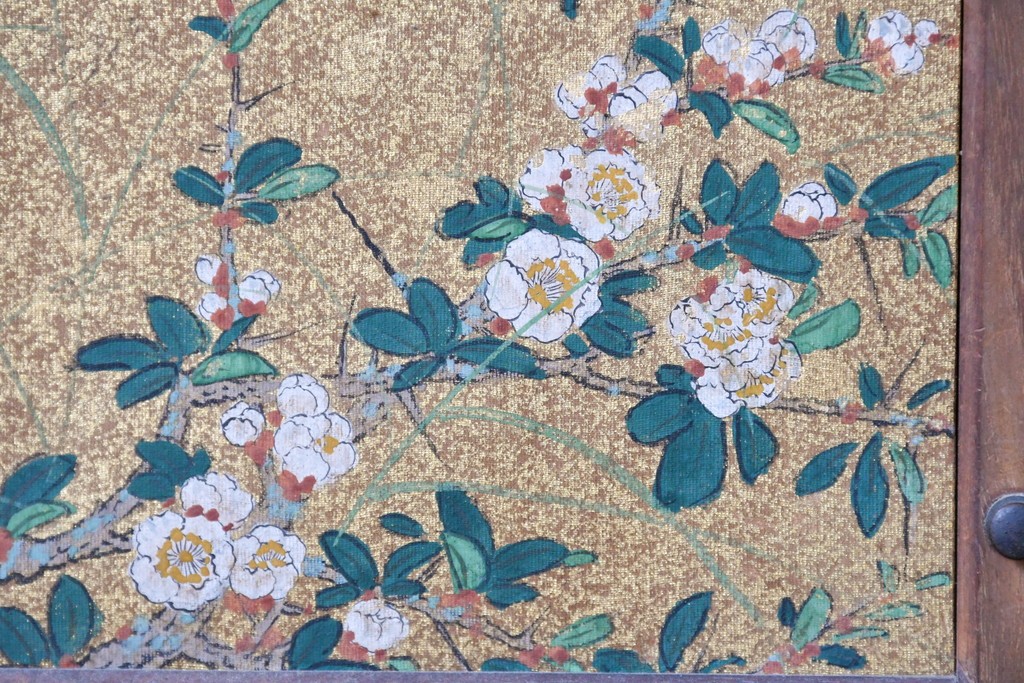 和製アンティーク　華やかな金色の背景に白椿が描かれた槐(エンジュ)材の茶棚　(R-087434)
