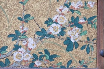 和製アンティーク　華やかな金色の背景に白椿が描かれた槐(エンジュ)材の茶棚　(R-087434)