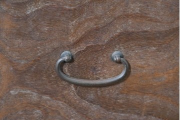 和製アンティーク　華やかな金色の背景に白椿が描かれた槐(エンジュ)材の茶棚　(R-087434)