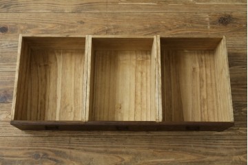 和製アンティーク　華やかな金色の背景に白椿が描かれた槐(エンジュ)材の茶棚　(R-087434)