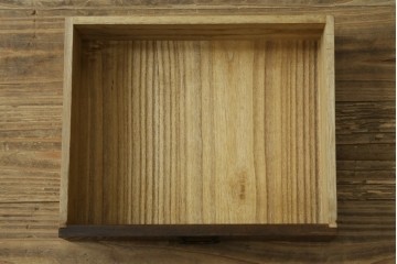 和製アンティーク　華やかな金色の背景に白椿が描かれた槐(エンジュ)材の茶棚　(R-087434)