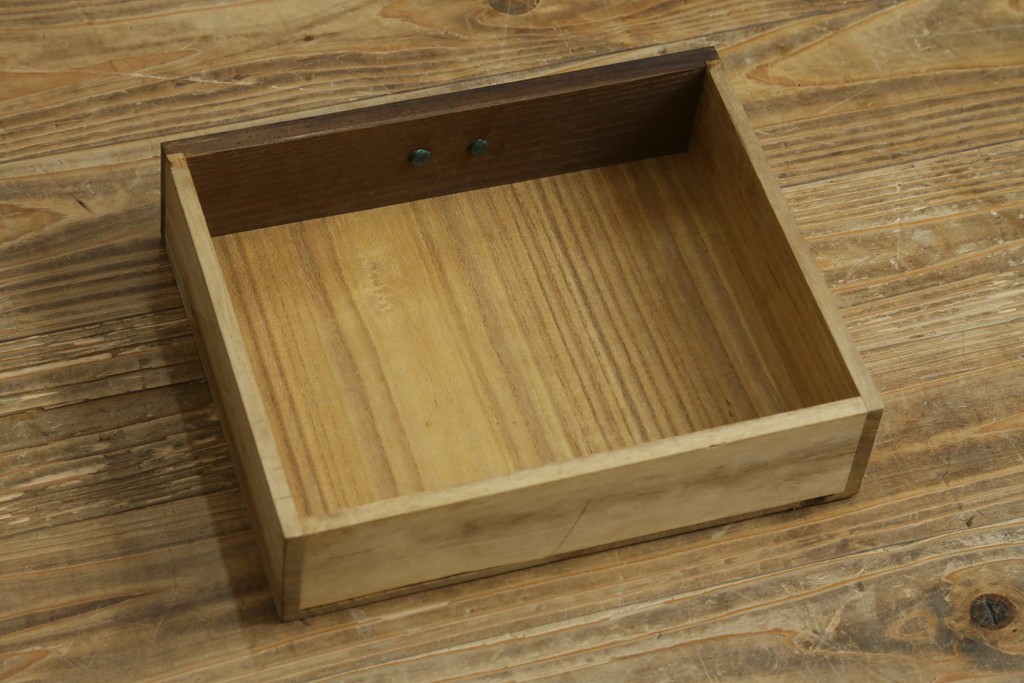和製アンティーク　華やかな金色の背景に白椿が描かれた槐(エンジュ)材の茶棚　(R-087434)