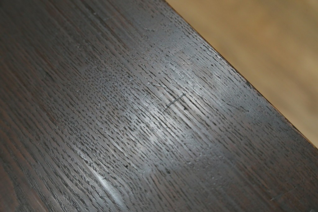 和製アンティーク　華やかな金色の背景に白椿が描かれた槐(エンジュ)材の茶棚　(R-087434)