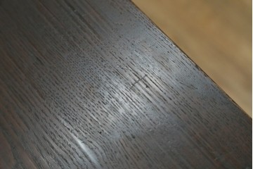 和製アンティーク　華やかな金色の背景に白椿が描かれた槐(エンジュ)材の茶棚　(R-087434)