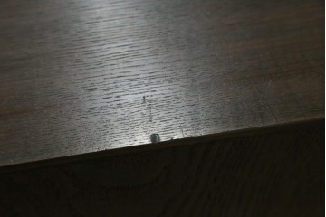 和製アンティーク　華やかな金色の背景に白椿が描かれた槐(エンジュ)材の茶棚　(R-087434)
