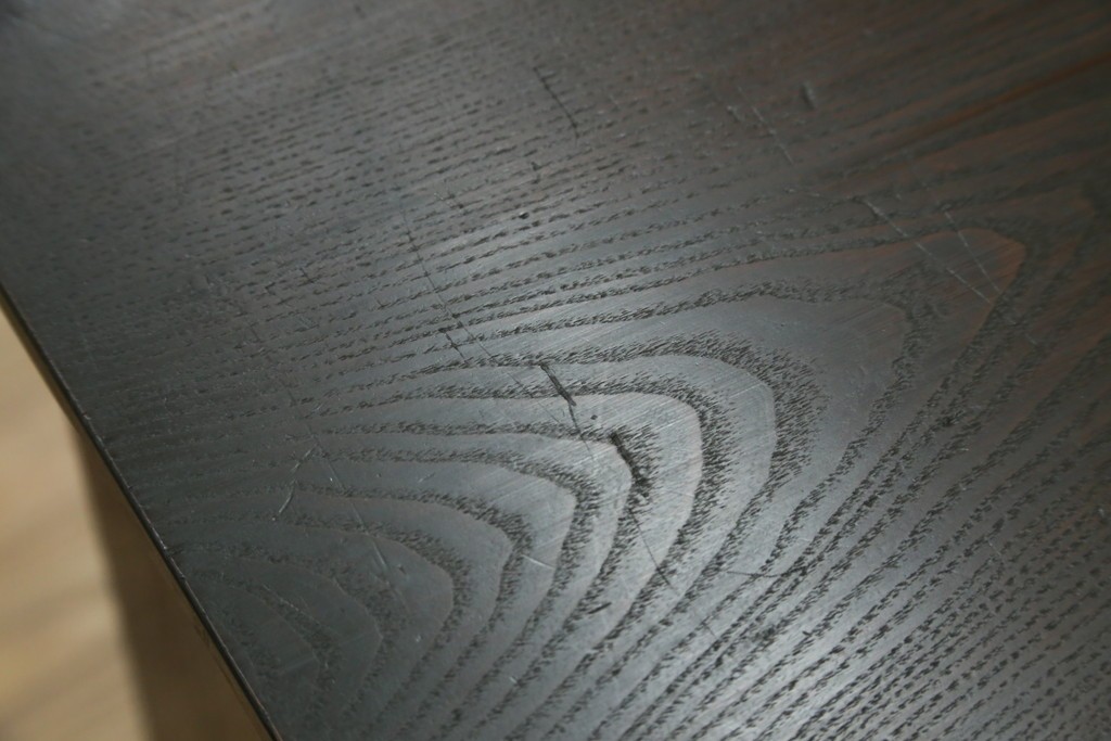 和製アンティーク　華やかな金色の背景に白椿が描かれた槐(エンジュ)材の茶棚　(R-087434)