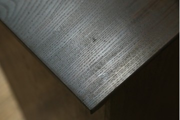 和製アンティーク　華やかな金色の背景に白椿が描かれた槐(エンジュ)材の茶棚　(R-087434)