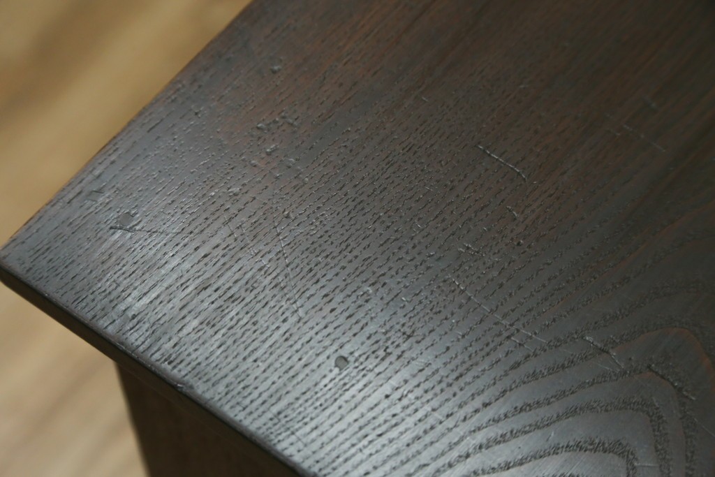 和製アンティーク　華やかな金色の背景に白椿が描かれた槐(エンジュ)材の茶棚　(R-087434)