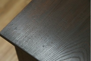 和製アンティーク　華やかな金色の背景に白椿が描かれた槐(エンジュ)材の茶棚　(R-087434)