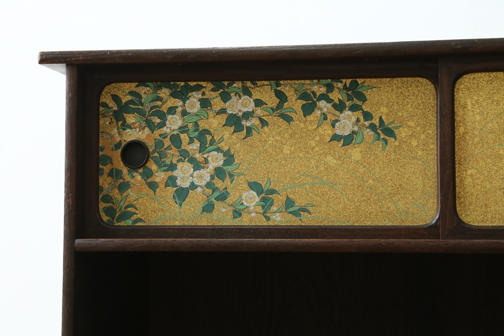 和製アンティーク　華やかな金色の背景に白椿が描かれた槐(エンジュ)材の茶棚　(R-087434)