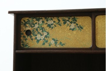 和製アンティーク　華やかな金色の背景に白椿が描かれた槐(エンジュ)材の茶棚　(R-087434)