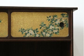 和製アンティーク　華やかな金色の背景に白椿が描かれた槐(エンジュ)材の茶棚　(R-087434)
