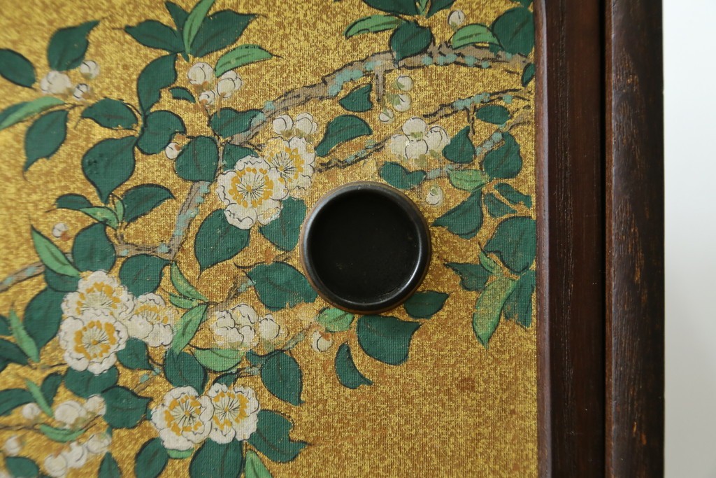 和製アンティーク　華やかな金色の背景に白椿が描かれた槐(エンジュ)材の茶棚　(R-087434)