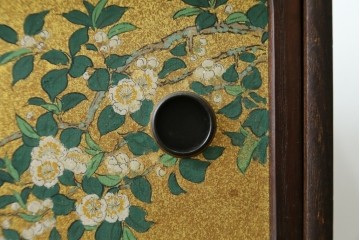 和製アンティーク　華やかな金色の背景に白椿が描かれた槐(エンジュ)材の茶棚　(R-087434)