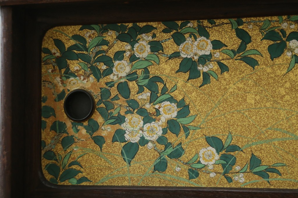 和製アンティーク　華やかな金色の背景に白椿が描かれた槐(エンジュ)材の茶棚　(R-087434)