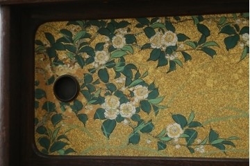 和製アンティーク　華やかな金色の背景に白椿が描かれた槐(エンジュ)材の茶棚　(R-087434)