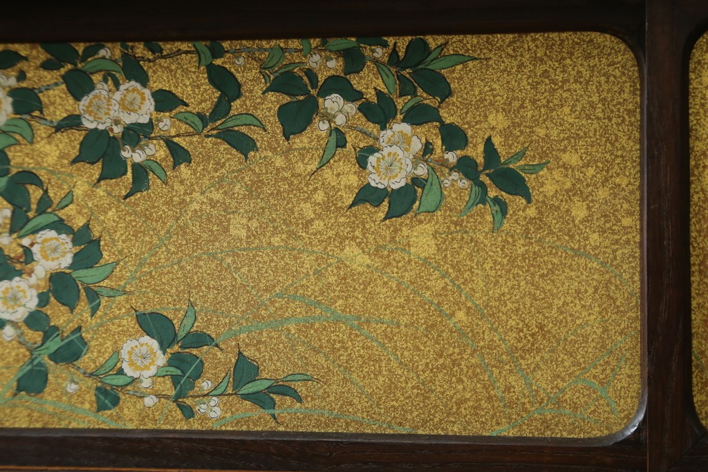 和製アンティーク　華やかな金色の背景に白椿が描かれた槐(エンジュ)材の茶棚　(R-087434)