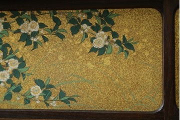 和製アンティーク　華やかな金色の背景に白椿が描かれた槐(エンジュ)材の茶棚　(R-087434)