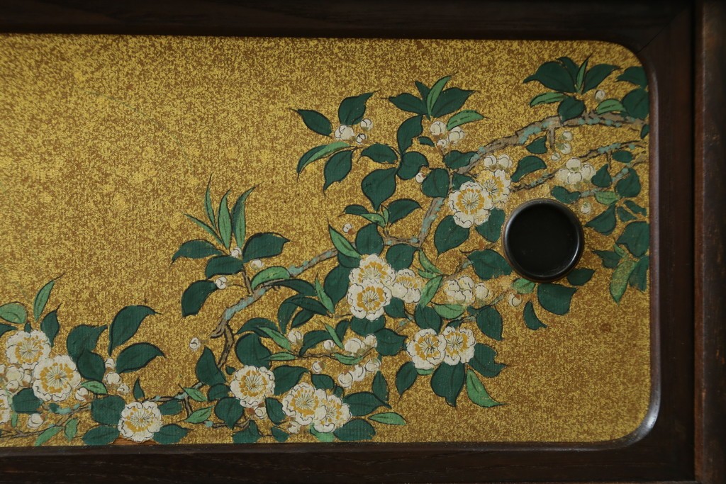 和製アンティーク　華やかな金色の背景に白椿が描かれた槐(エンジュ)材の茶棚　(R-087434)