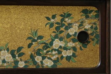 和製アンティーク　華やかな金色の背景に白椿が描かれた槐(エンジュ)材の茶棚　(R-087434)